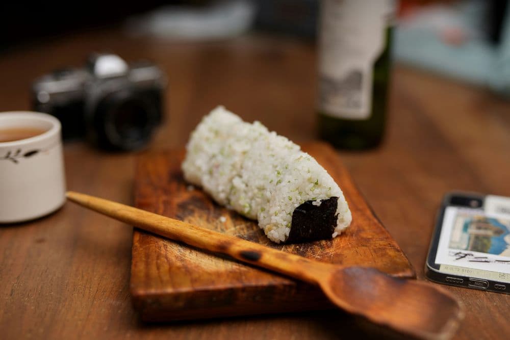 Onigiri: Bola de Arroz Rellena Tradicional Japonesa