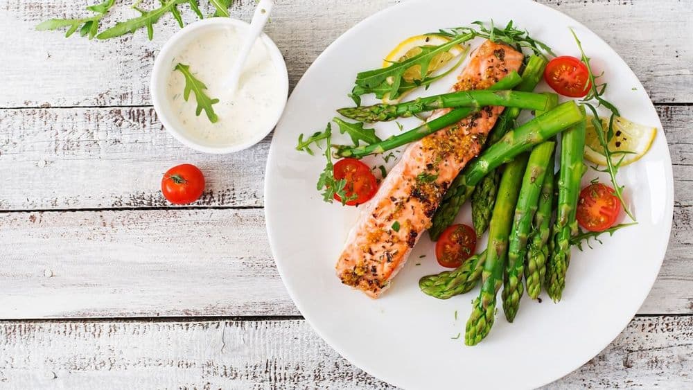 Saumon grillé aux herbes fraîches et légumes vapeur