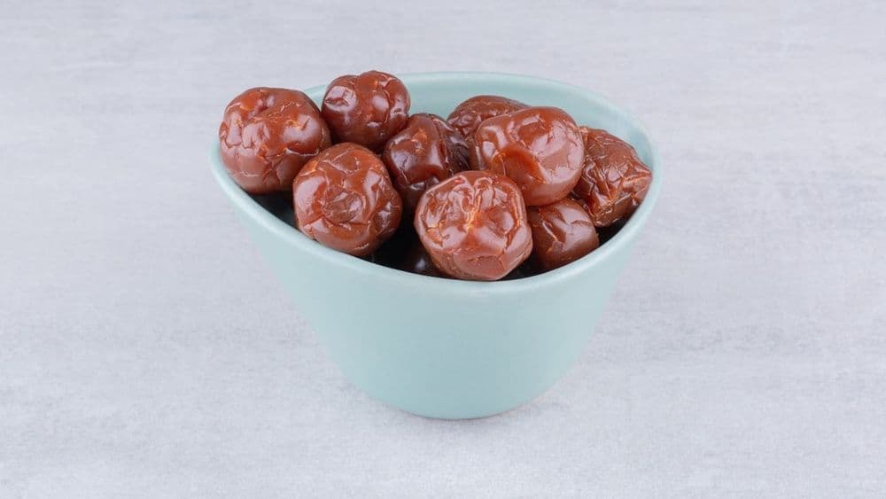 Umeboshi, la Prugna Fermentata che Bilancia il Palato Macrobiotico