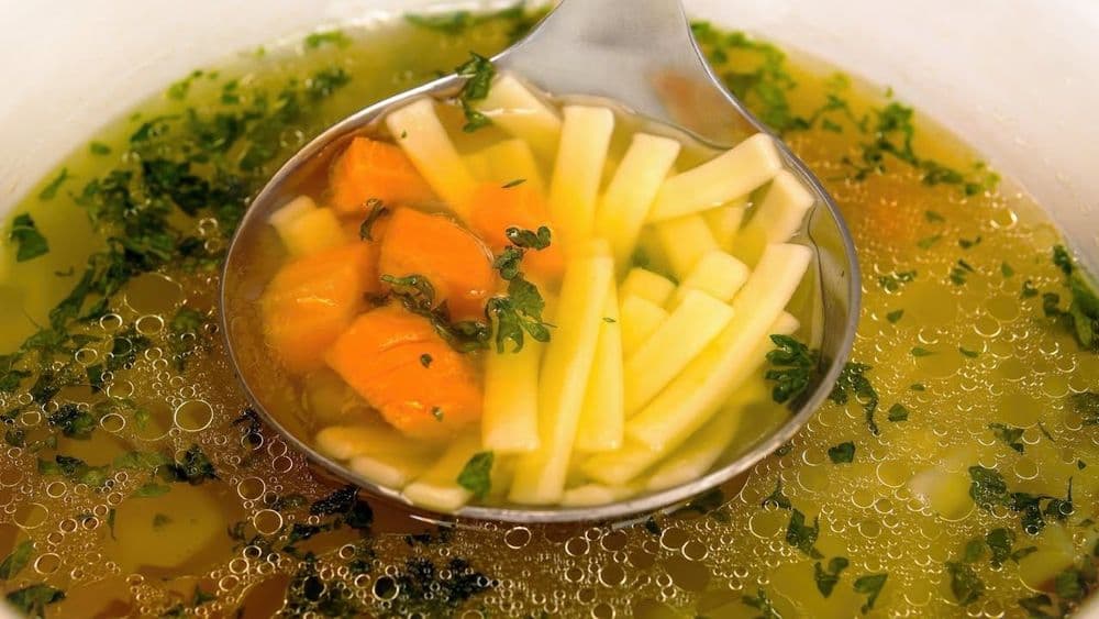 Bouillon de légumes maison, base d'introduction alimentaire plus fiable que le cube