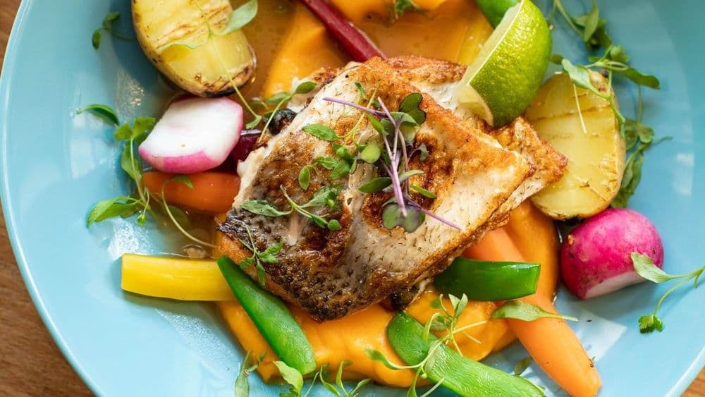 Saumon rôti au curcuma et légumes-racines caramélisés